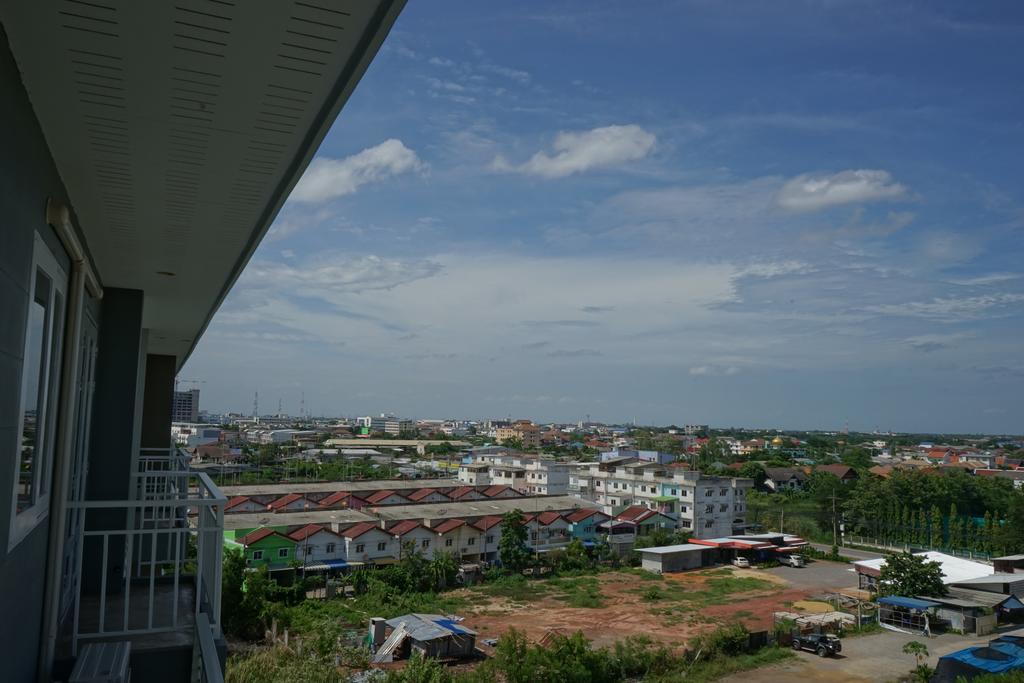 Tai-Shan Suites Ratchaburi Exteriör bild